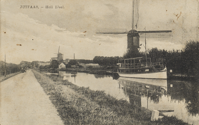 130262 Gezicht op de IJsselsteinseweg langs de Doorslag te Jutphaas, met rechts de Oudegeinsemolen en op de achtergrond ...